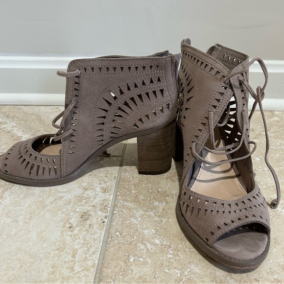 Vince Camuto Tarita Laser Cutout Lace Up Tan Heels—Women’s Size 7 - Picture 2 of 5